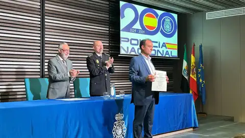 Agentes de la Policía Nacional jubilados en 2023 y distinguidos como honorarios reciben sus diplomas Agentes de la Policía Nacional jubilados en 2023 y distinguidos como honorarios reciben sus diplomas
