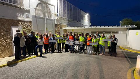 Los funcionarios de la prisión de Ibiza se concentraron ayer por la eliminación del transporte que les lleva hasta su centro de trabajo
