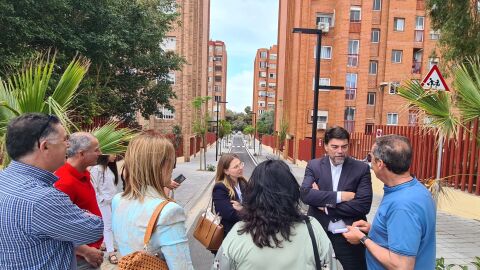 Luis Barcala habla con los vecinos