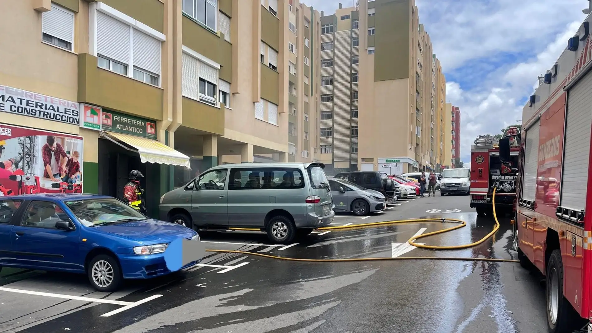 Efectivos de Bomberos de Las Palmas de Gran Canaria actúan en un incendio declarado en los bajos de un bloque de vecinos del barrio de La Feria