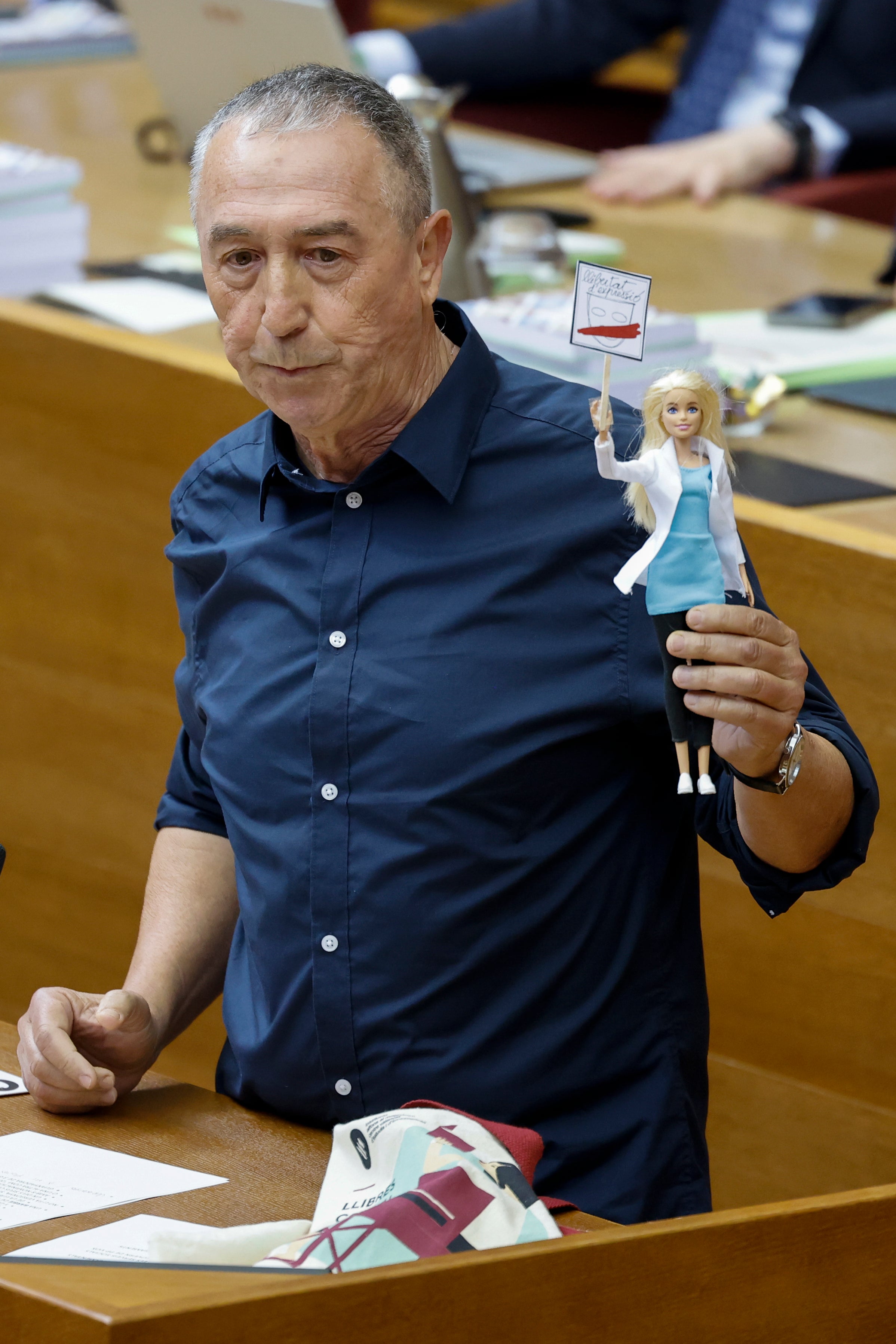 Compromís saca una Barbie en Les Corts para denunciar la "censura" de Vox en Borriana Compromís saca una Barbie en Les Corts para denunciar la "censura" de Vox en Borriana