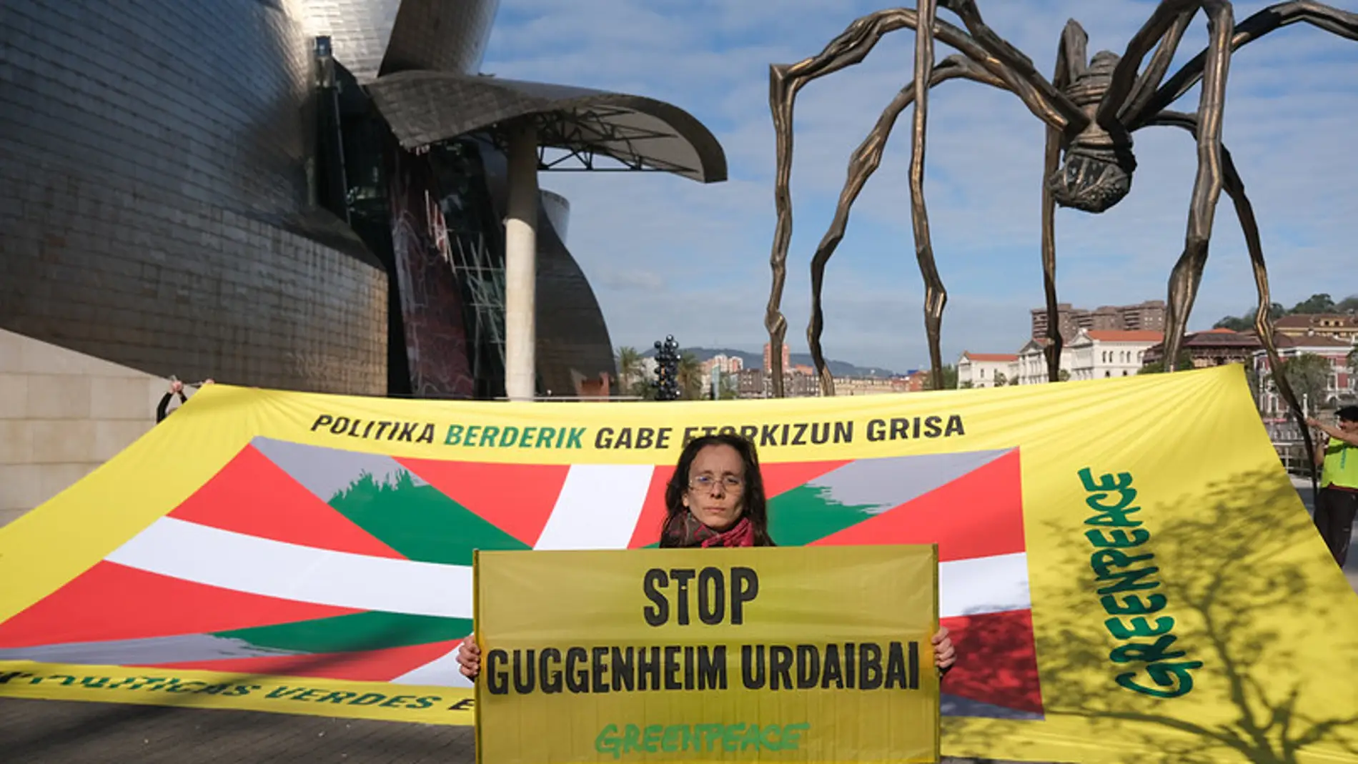 Manifestación de Greenpeace frente al Museo Guggenheim Bilbao