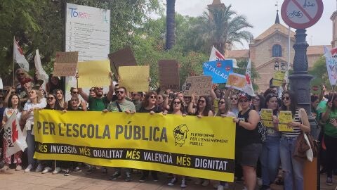 Los docentes de la Vega Baja se moviliza en Torrevieja en defensa de la escuela pública y contra los recortes