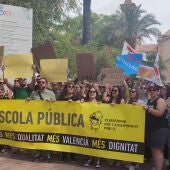 Los docentes de la Vega Baja se moviliza en Torrevieja en defensa de la escuela pública y contra los recortes