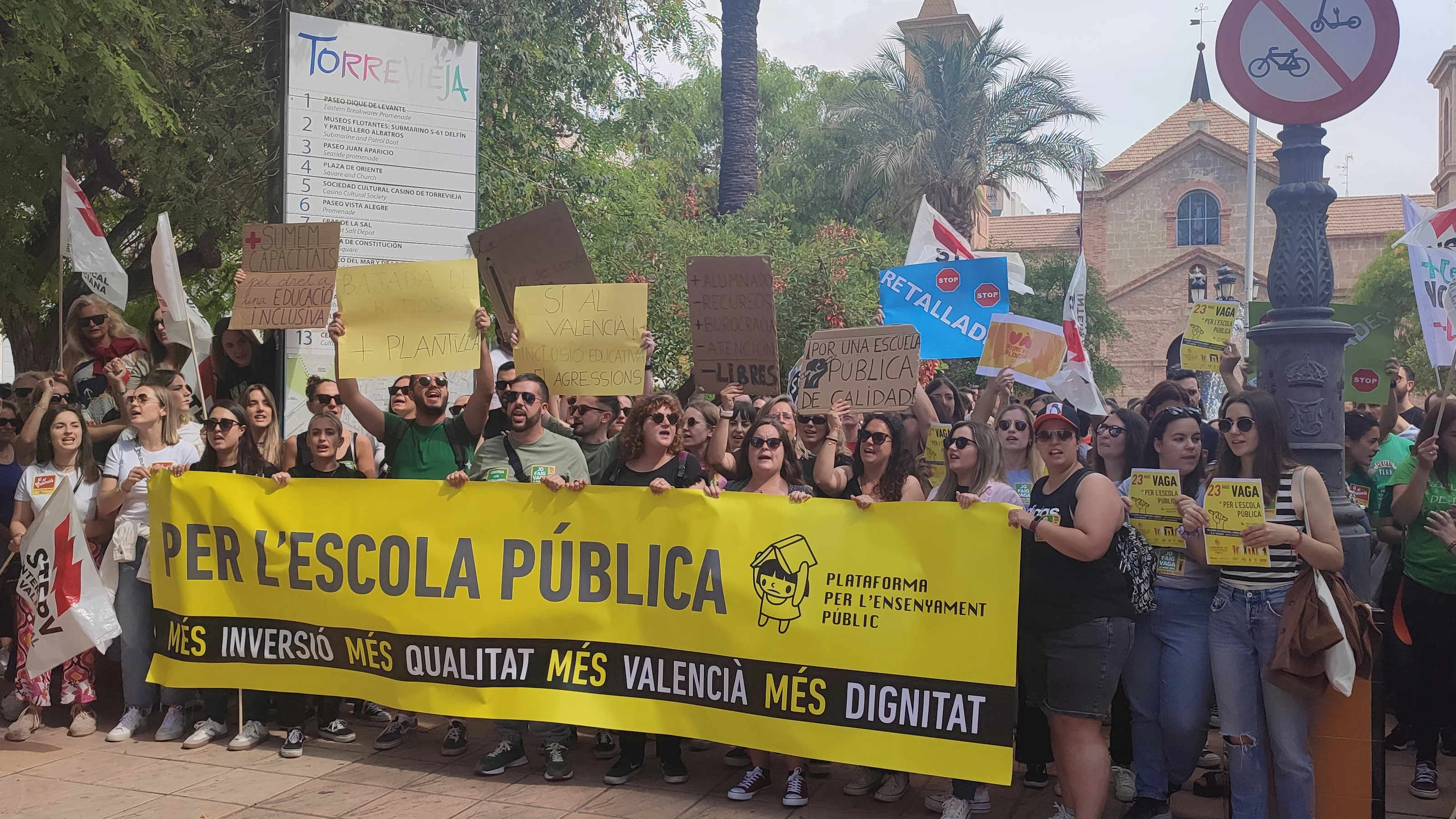 Los docentes de la Vega Baja se moviliza en Torrevieja en defensa de la escuela p&uacute;blica y contra los recortes