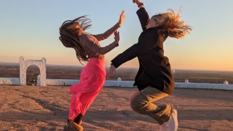 Ni&ntilde;as practicando ejercicio
