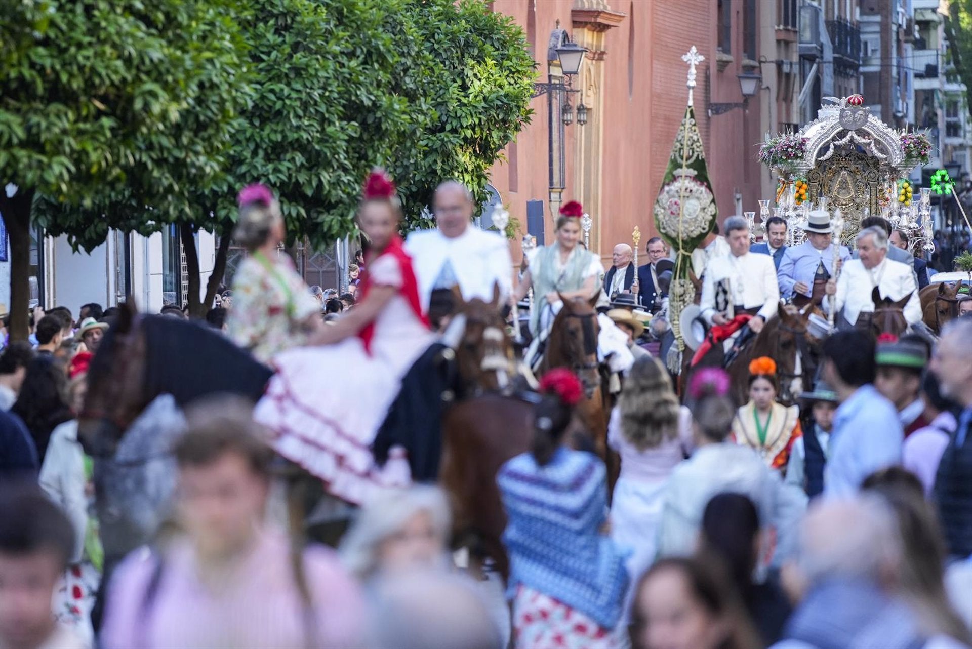 Cinco hermandades rocieras de Sevilla capital regresan este jueves a sus templos Cinco hermandades rocieras de Sevilla capital regresan este jueves a sus templos