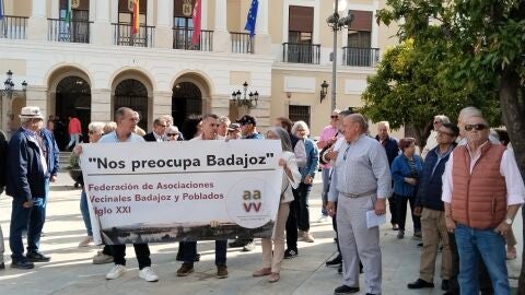 Protestas de representantes vecinales hoy en la plaza de Espa&ntilde;a