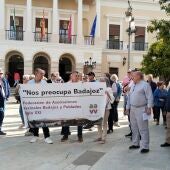 Protestas de representantes vecinales hoy en la plaza de España