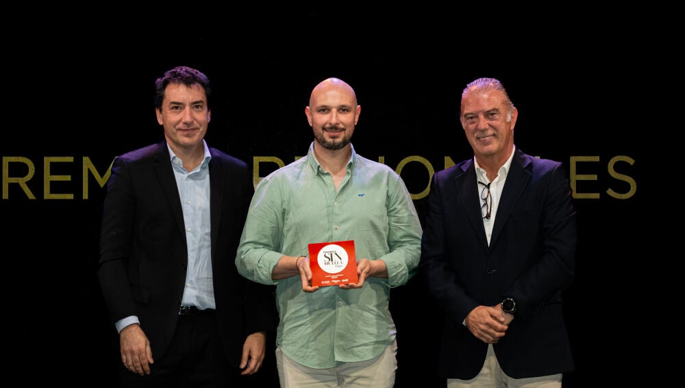 Miguel Escuita, gerente del restaurante Raff Cuenca, junto a Carlos Martín, director general de Coca-Cola Iberia, y Aitor Arteaga, vicepresidente y director de ventas Coca-Cola Euro Pacific 