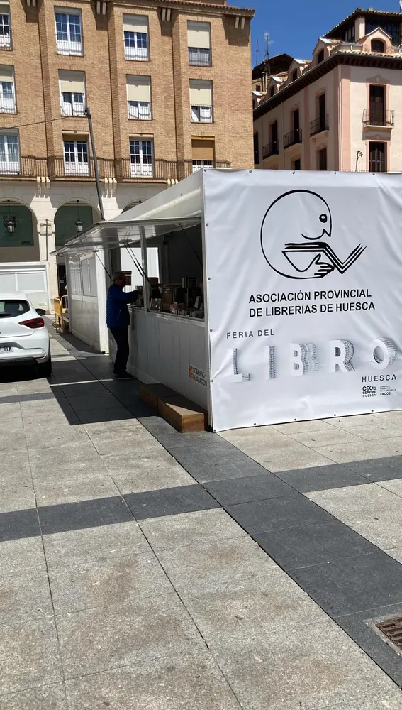En la Plaza López Allué, las librerías ultiman los preparativos en sus casetas.
