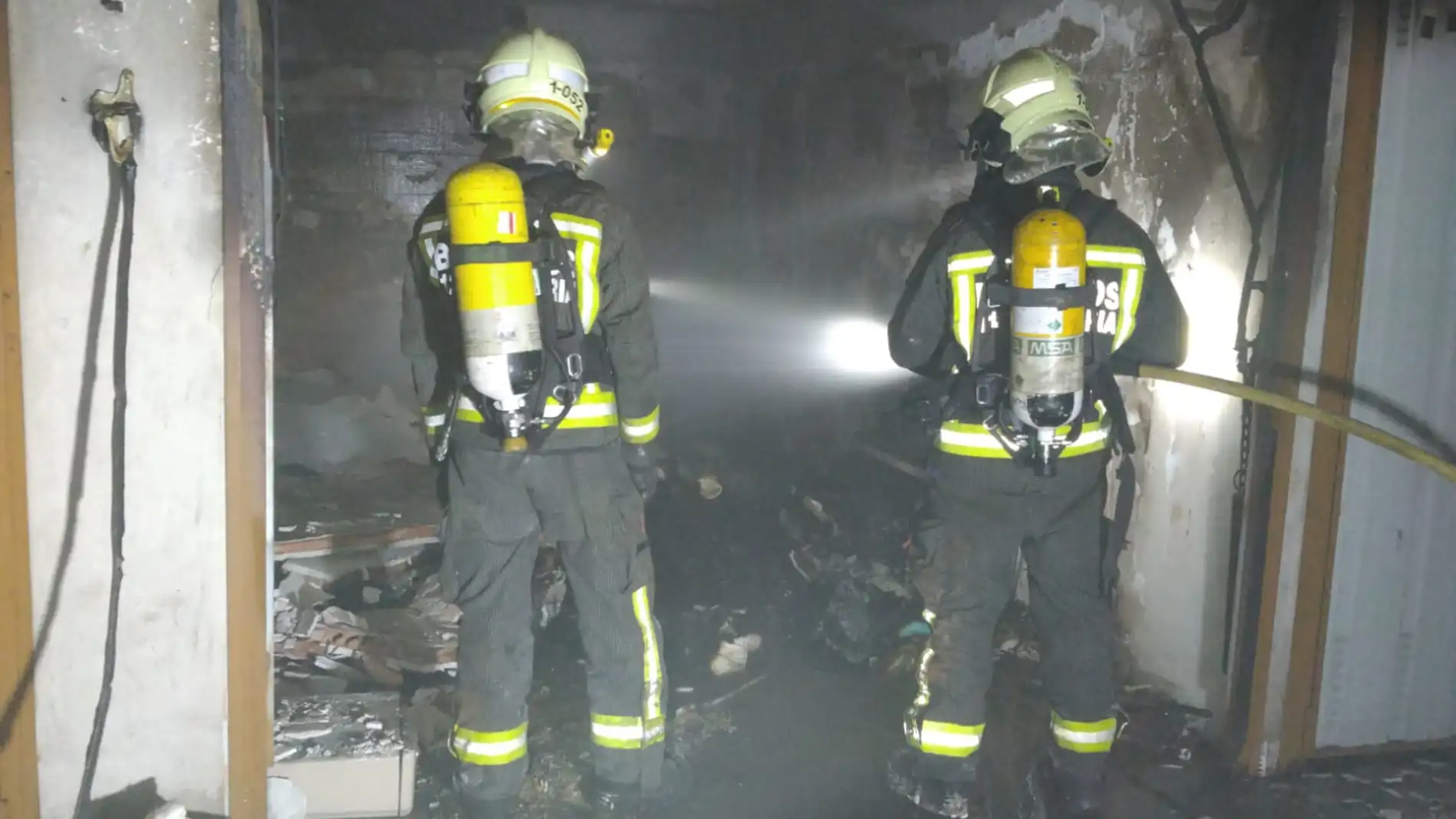 Bomberos del 112 Cantabria de Laredo trabajan en la extinción del incendio