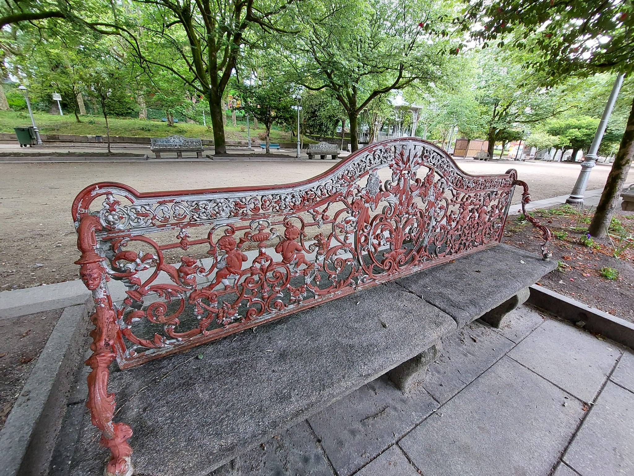 El concello de Santiago pide presupuesto para la restauración de los históricos bancos de sargadelos de la Alameda El concello de Santiago pide presupuesto para la restauración de los históricos bancos de sargadelos de la Alameda