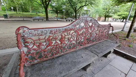 El concello de Santiago pide presupuesto para la restauración de los históricos bancos de sargadelos de la Alameda El concello de Santiago pide presupuesto para la restauración de los históricos bancos de sargadelos de la Alameda