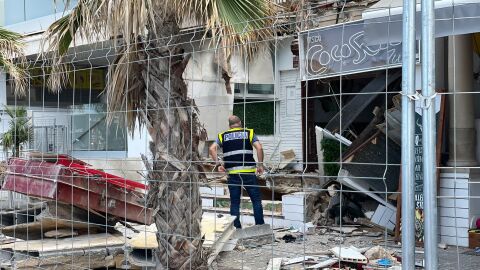 Agentes de la Policía Científica de la Policía Nacional inspeccionan el bar-restaurante &#39;Medusa Beach Club&#39; de la Playa de Palma tras el derrumbe mortal