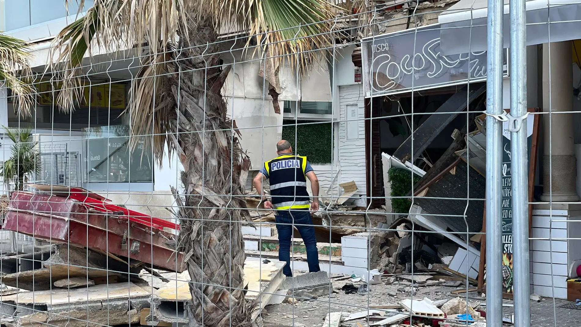 Agentes de la Policía Científica de la Policía Nacional inspeccionan el bar-restaurante 'Medusa Beach Club' de la Playa de Palma tras el derrumbe mortal