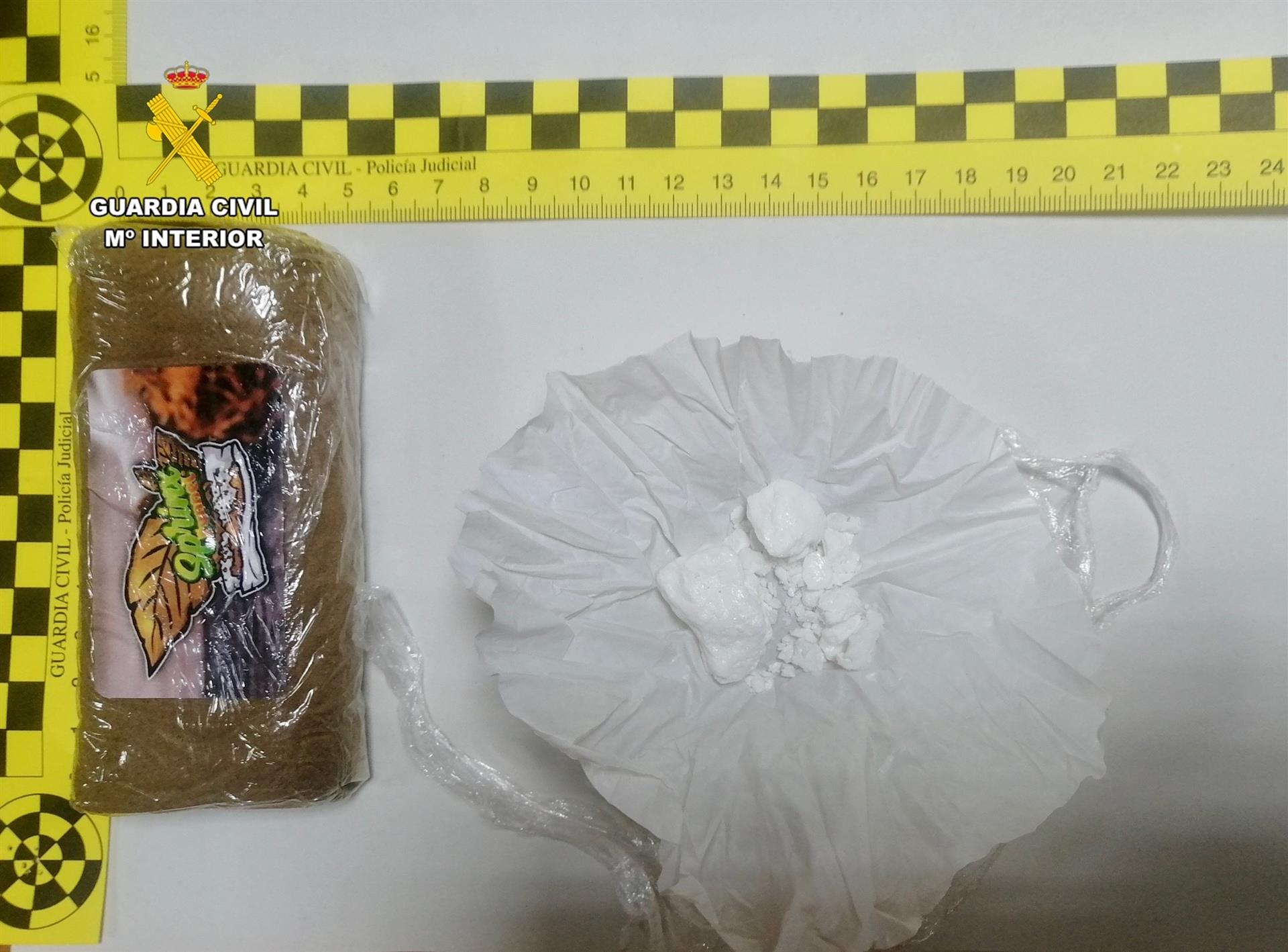 Detenido en Oliva de Plasencia un varón de 36 años que transportaba 100 gramos de hachís y 75 dosis de cocaína Detenido en Oliva de Plasencia un varón de 36 años que transportaba 100 gramos de hachís y 75 dosis de cocaína