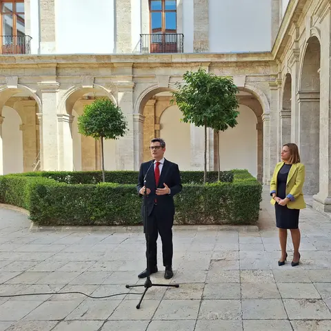 El ministro se ha reunido con la delegada del gobierno, Pilar Bernabé, antes de la clausura de las jornadas.