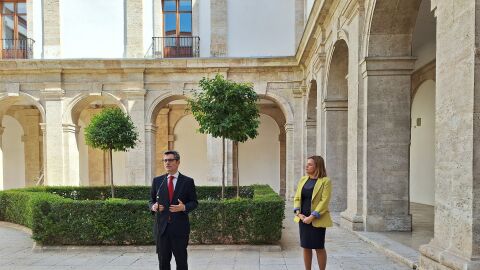 El ministro se ha reunido con la delegada del gobierno, Pilar Bernab&eacute;, antes de la clausura de las jornadas.