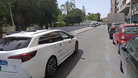 Un taxi circula por el centro de Elche. Un taxi circula por el centro de Elche.