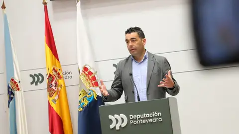 Nova liña de axudas para fomentar o turismo deportivo na provincia de Pontevedra Luis López, presidente da Deputación Provincial durante a rolda de prensa