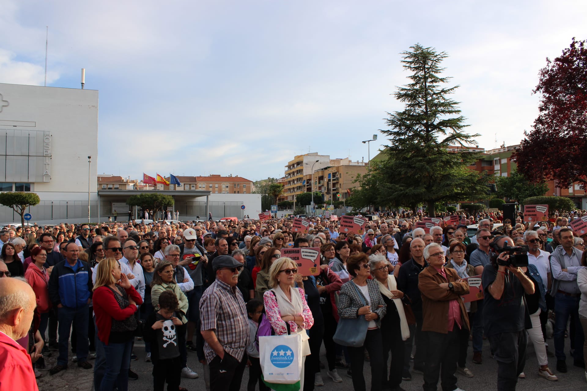Unas 3.000 personas muestran en la calle su protesta por los servicios sanitarios en el Altiplano Unas 3.000 personas muestran en la calle su protesta por los servicios sanitarios en el Altiplano