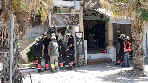 Los Bomberos de Palma inspeccionan el bar-restaurante &#39;Medusa Beach Club&#39; de la Playa de Palma tras el derrumbe mortal bajo la supervisión de agentes de la Policía Científica de la Policía Nacional y técnicos de urbanismo del Ayuntamiento de Palma
