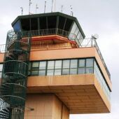 Imagen de la torre de control del aeropuerto de Menorca. 