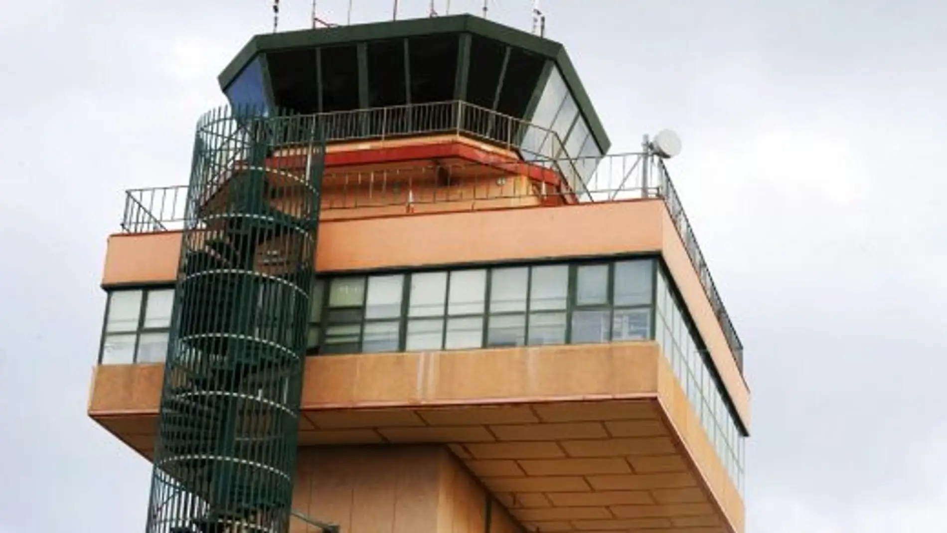 Imagen de la torre de control del aeropuerto de Menorca. 
