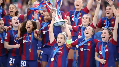 Las jugadoras del FC Barcelona celebran con el trofeo la victoria tras la final de la Liga de Campeones entre el FC Barcelona y el Olympique de Lyon este sábado en el estadio de San Mamés, en Bilbao. Las jugadoras del FC Barcelona celebran con el trofeo la victoria tras la final de la Liga de Campeones entre el FC Barcelona y el Olympique de Lyon este sábado en el estadio de San Mamés, en Bilbao.