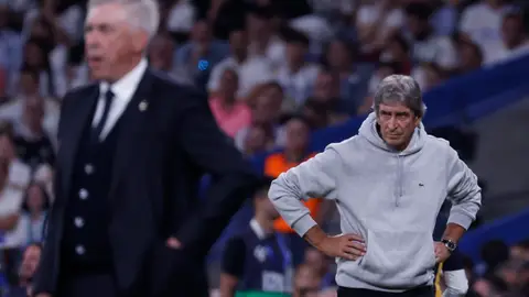 Manuel Pellegrini, técnico del Betis, en presencia de Carlo Ancelotti. Manuel Pellegrini, técnico del Betis, en presencia de Carlo Ancelotti.