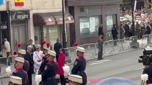 Abucheos y pitidos a Margarita Robles a su llegada al desfile Abucheos y pitidos a Margarita Robles a su llegada al desfile