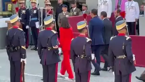 La reina Letizia acude al acto con zapatillas blancas