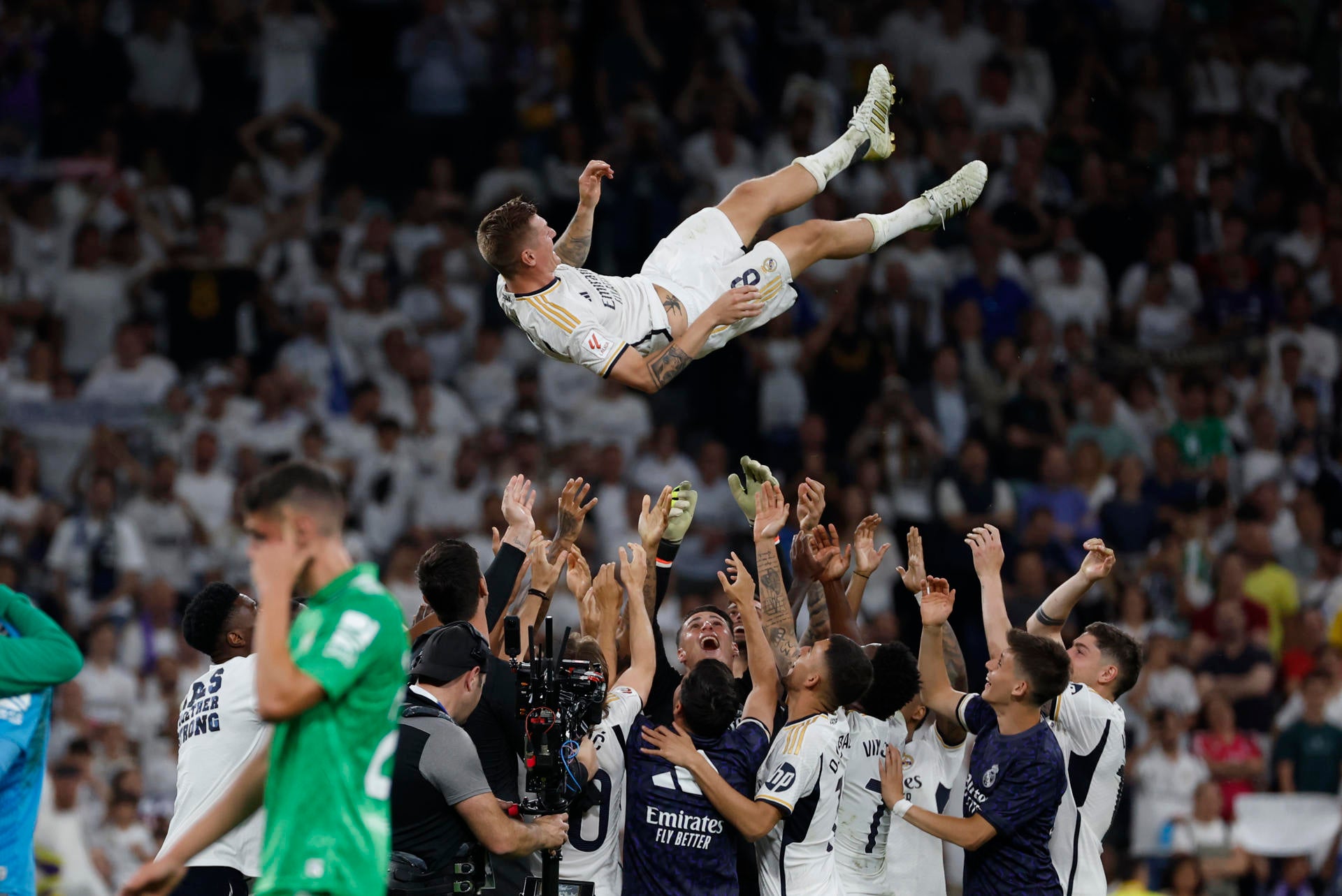 Así ha sido el emotivo adiós de Toni Kroos del Santiago Bernabéu Así ha sido el emotivo adiós de Toni Kroos del Santiago Bernabéu