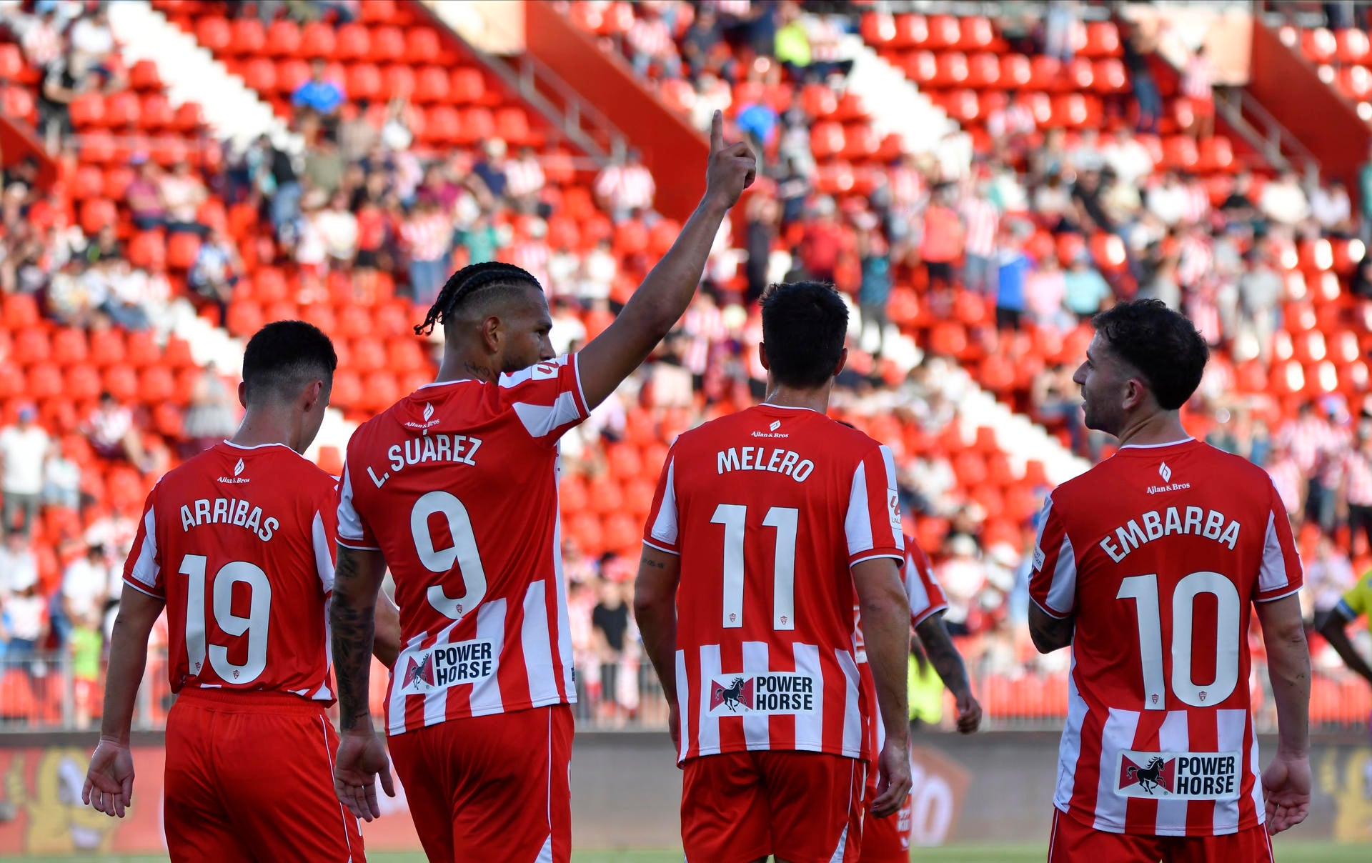 El Almería se desata en la segunda parte y golea al Cádiz en su adiós a Primera El Almería se desata en la segunda parte y golea al Cádiz en su adiós a Primera