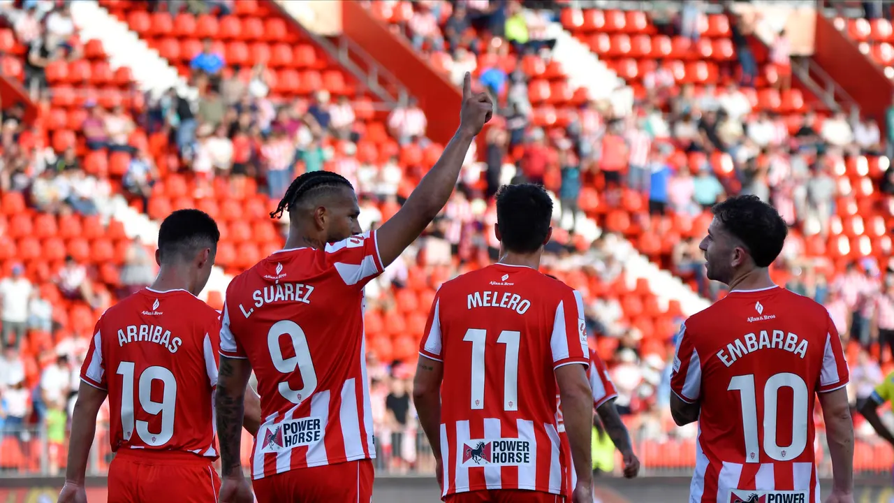 El delantero de la UD Almería Luis Suárez celebra su segundo gol ante el Cadiz CF.