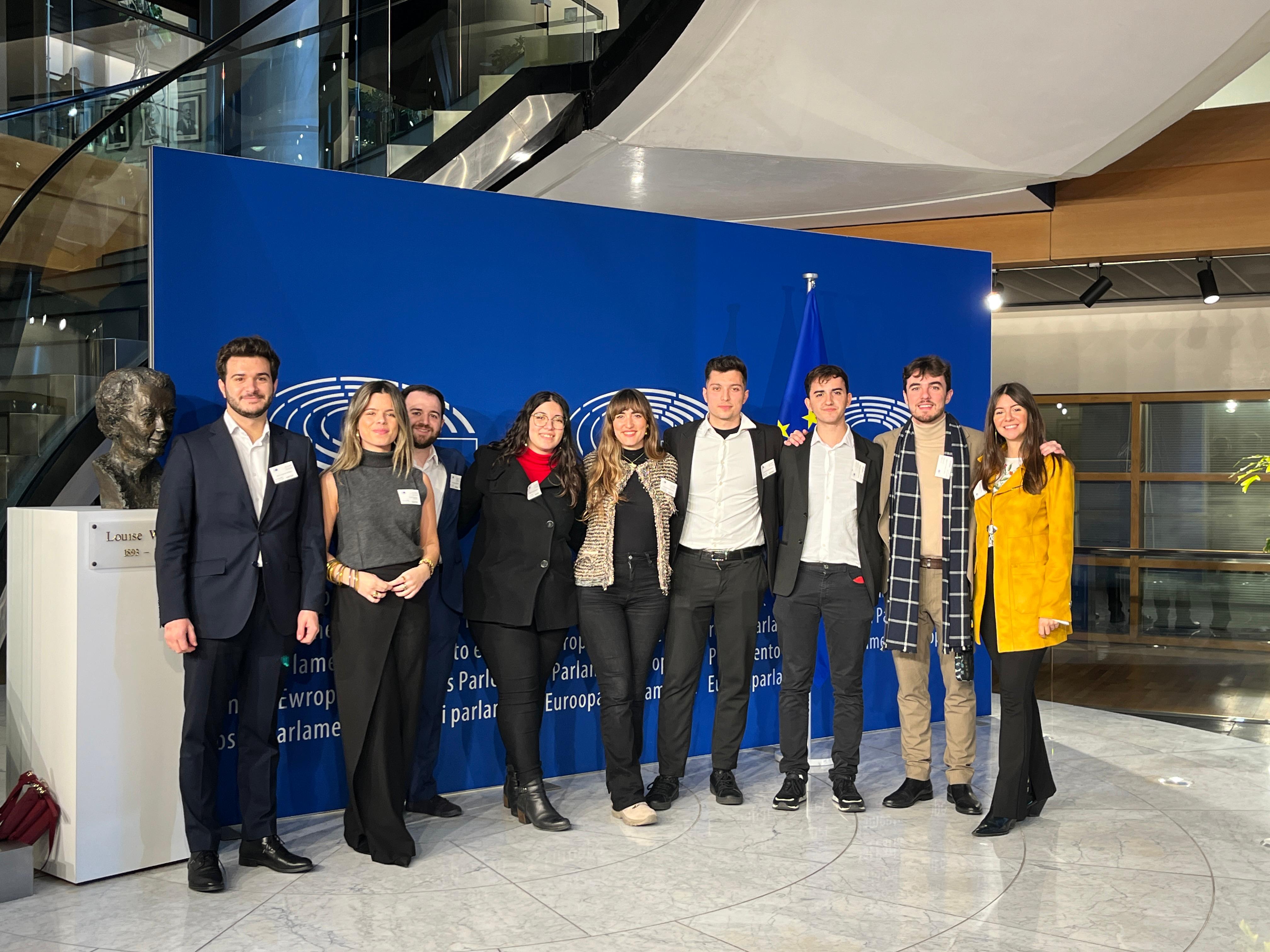 Equipo Europa, los jóvenes que informan y divulgan sobre la importancia de votar en las elecciones europeas Equipo Europa, los jóvenes que informan y divulgan sobre la importancia de votar en las elecciones europeas