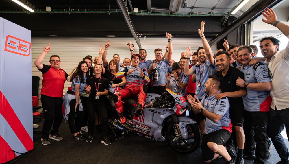Marc Márquez dentro del box con el equipo