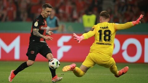 Grimaldo, en el partido con el Bayer Leverkusen.