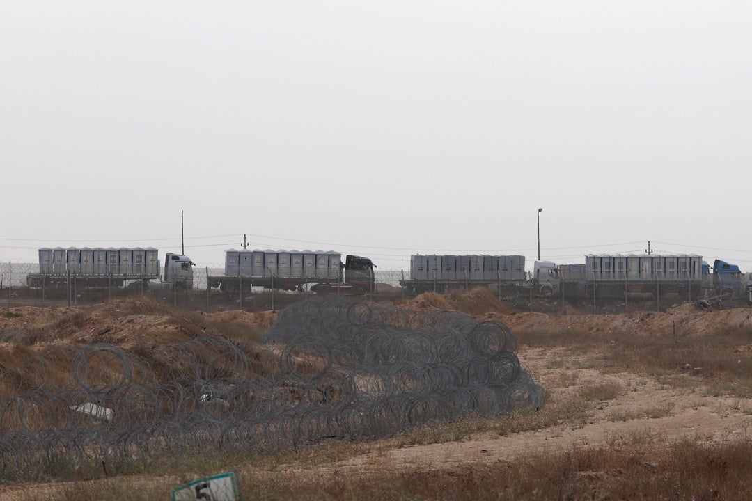 Entran en Gaza desde Egipto decenas de camiones de ayuda a través del paso de Kerem Shalom Entran en Gaza desde Egipto decenas de camiones de ayuda a través del paso de Kerem Shalom