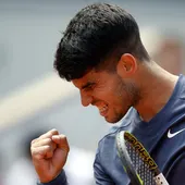 Alcaraz avasalla a Wolf en su debut en Roland Garros Alcaraz avasalla a Wolf en su debut en Roland Garros