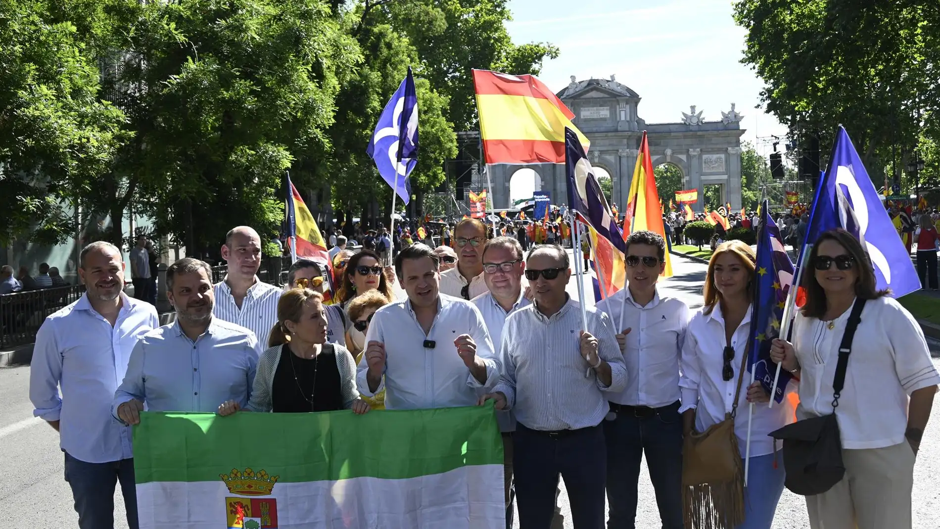 El PP extremeño hace campaña de las europeas manifestándose en Madrid en contra de la ley de amnistía