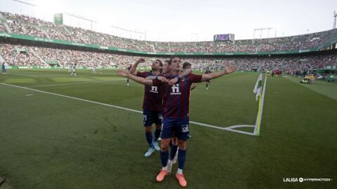 Juanto Ortuño celebra el 0-1 del CD Eldense en el estadio Martínez Valero. Juanto Ortuño celebra el 0-1 del CD Eldense en el estadio Martínez Valero.