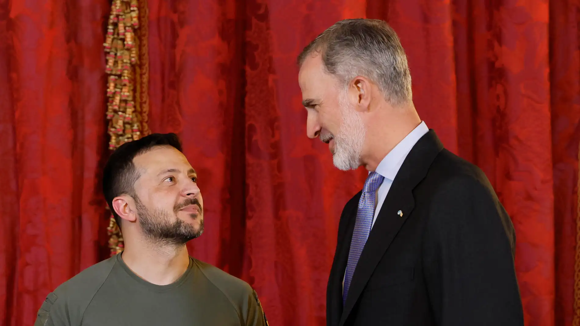 El rey Felipe VI conversa con el presidente de Ucrania, Volodímir Zelenski​, a su llegada al almuerzo que los reyes le han ofrecido en el Palacio Real, este lunes en Madrid.