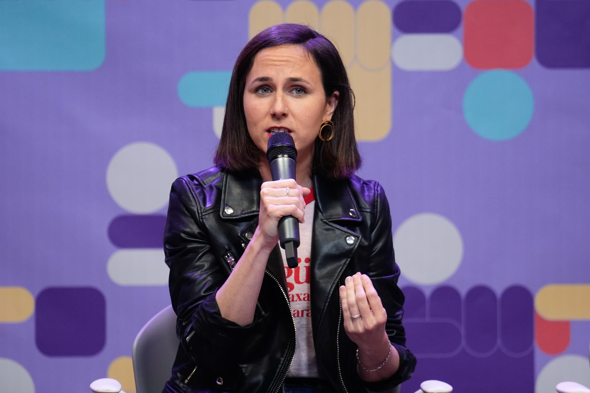 Podemos planta a Zelenski en el Congreso y acusa a Sánchez de "antidemocrático" Podemos planta a Zelenski en el Congreso y acusa a Sánchez de "antidemocrático"