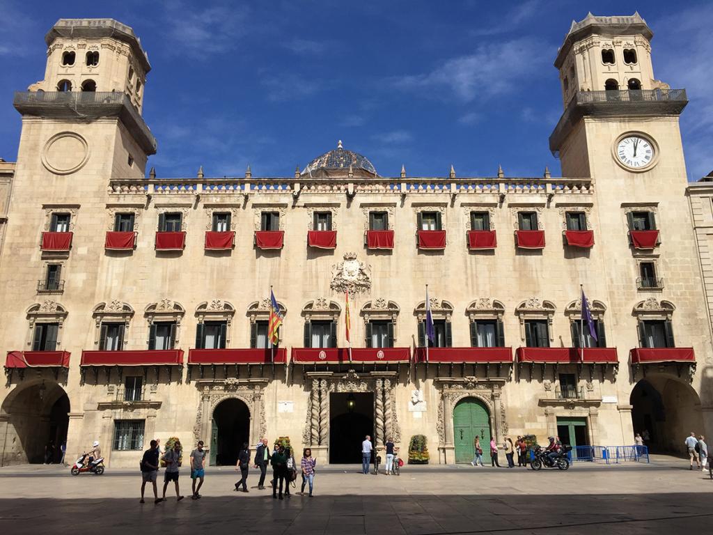 Alicante aprueba definitivamente la modificación de créditos para abonar las ayudas a las Hogueras Alicante aprueba definitivamente la modificación de créditos para abonar las ayudas a las Hogueras