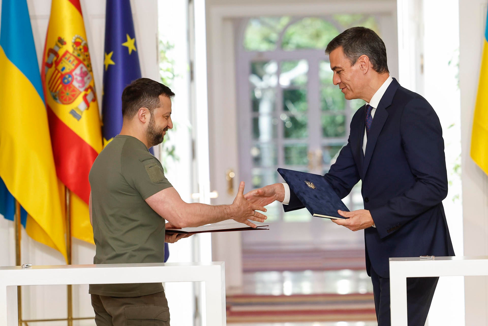 Sánchez y Zelenski firman un acuerdo de seguridad por el que España suministrará 1.000 millones en armamento a Ucrania Sánchez y Zelenski firman un acuerdo de seguridad por el que España suministrará 1.000 millones en armamento a Ucrania