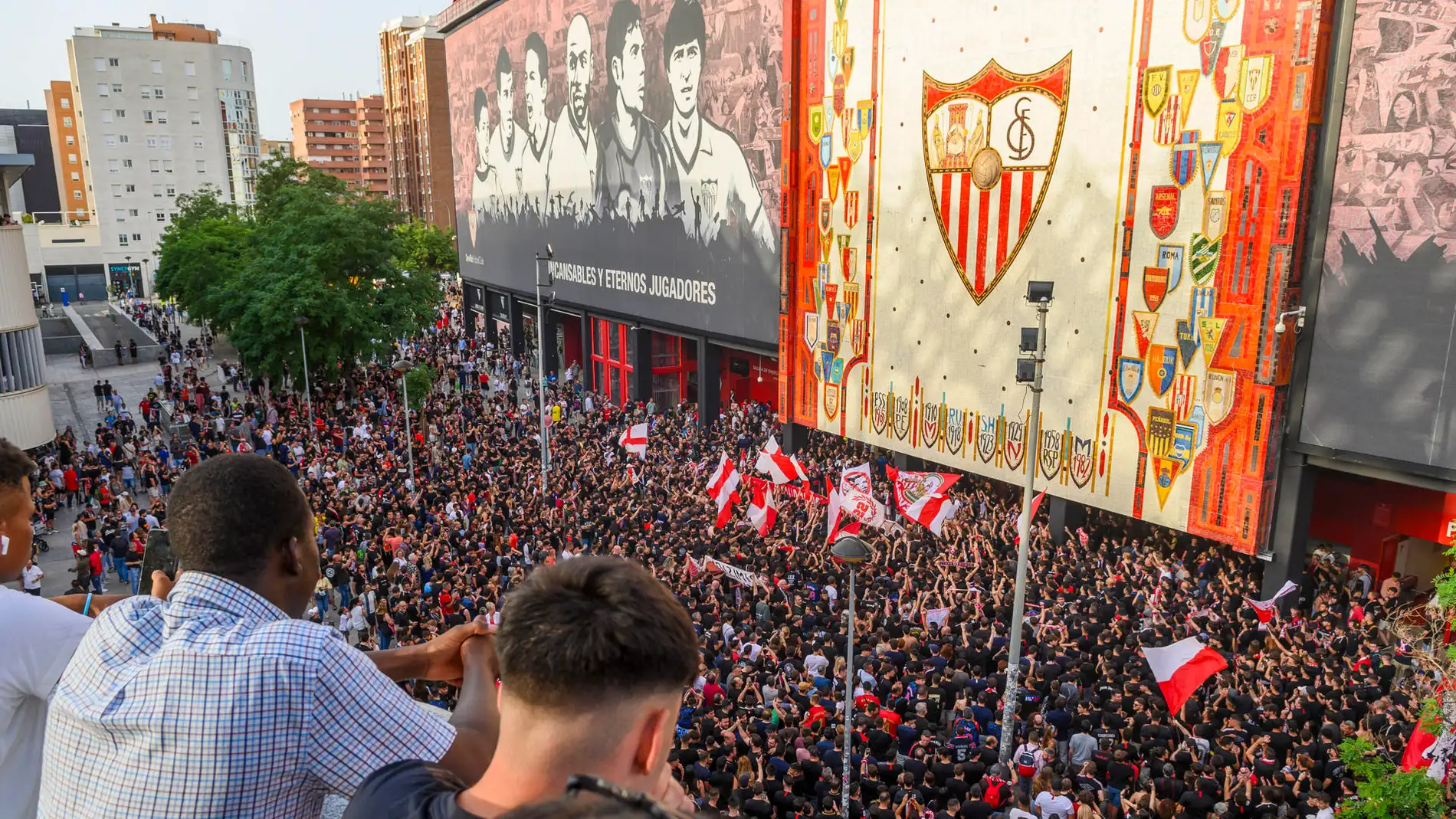 Aficionados del Sevilla protestan a las puertas del estadio Sanchez Pizjuán momentos antes del último partido de la Liga EA Sports que el Sevilla y el FC Barcelona disputaron este domingo