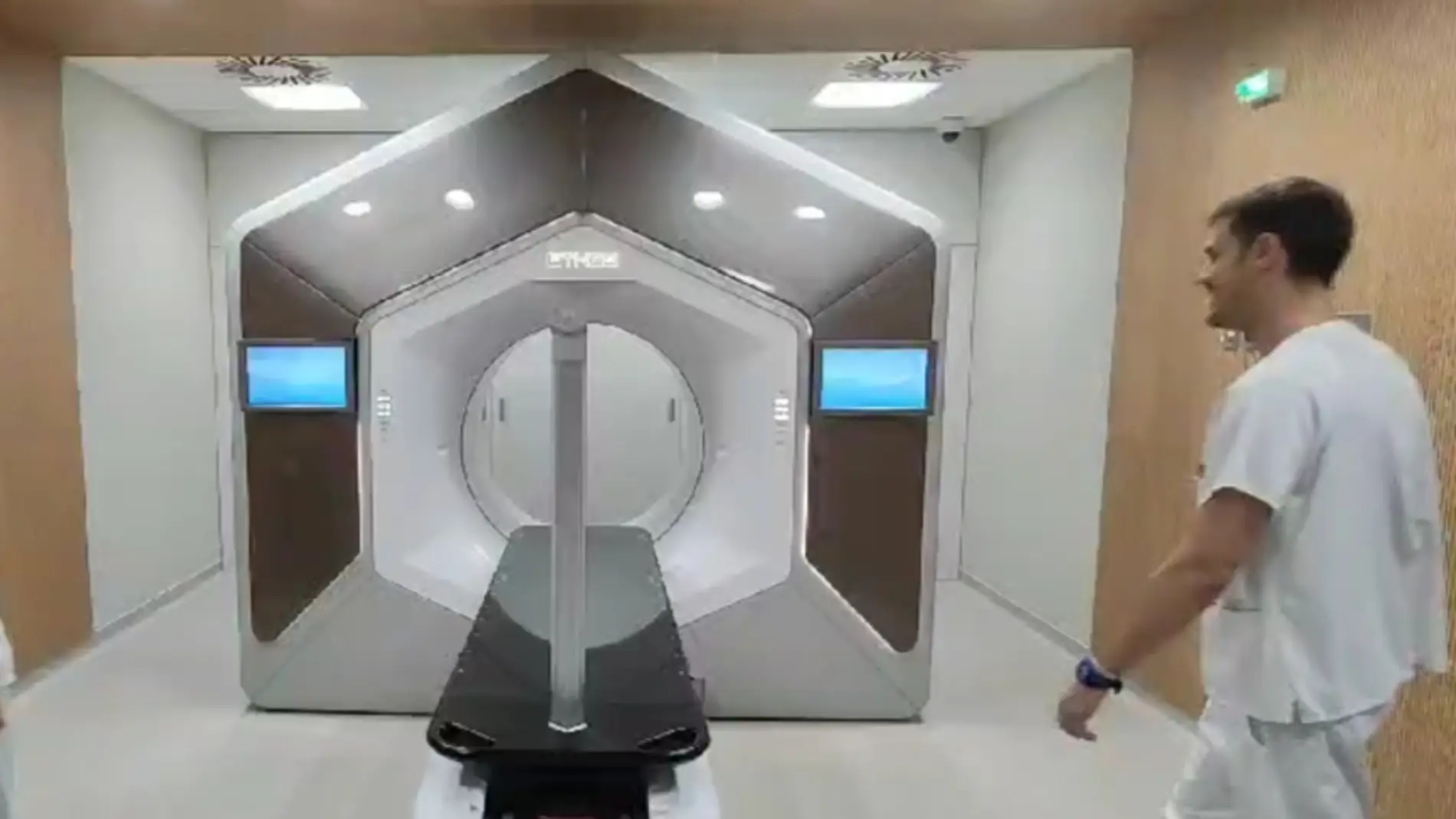 Nuevo acelerador lineal incorporado por el Hospital General Universitario de Elche para realizar radioterapia adaptativa.
