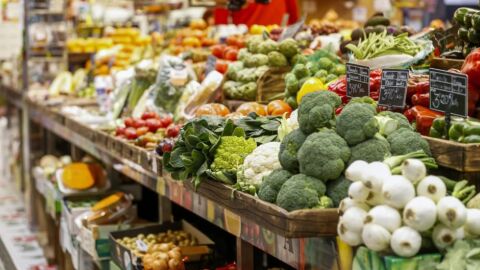 Un puesto de verduras en un mercado, en una imagen de archivo. 